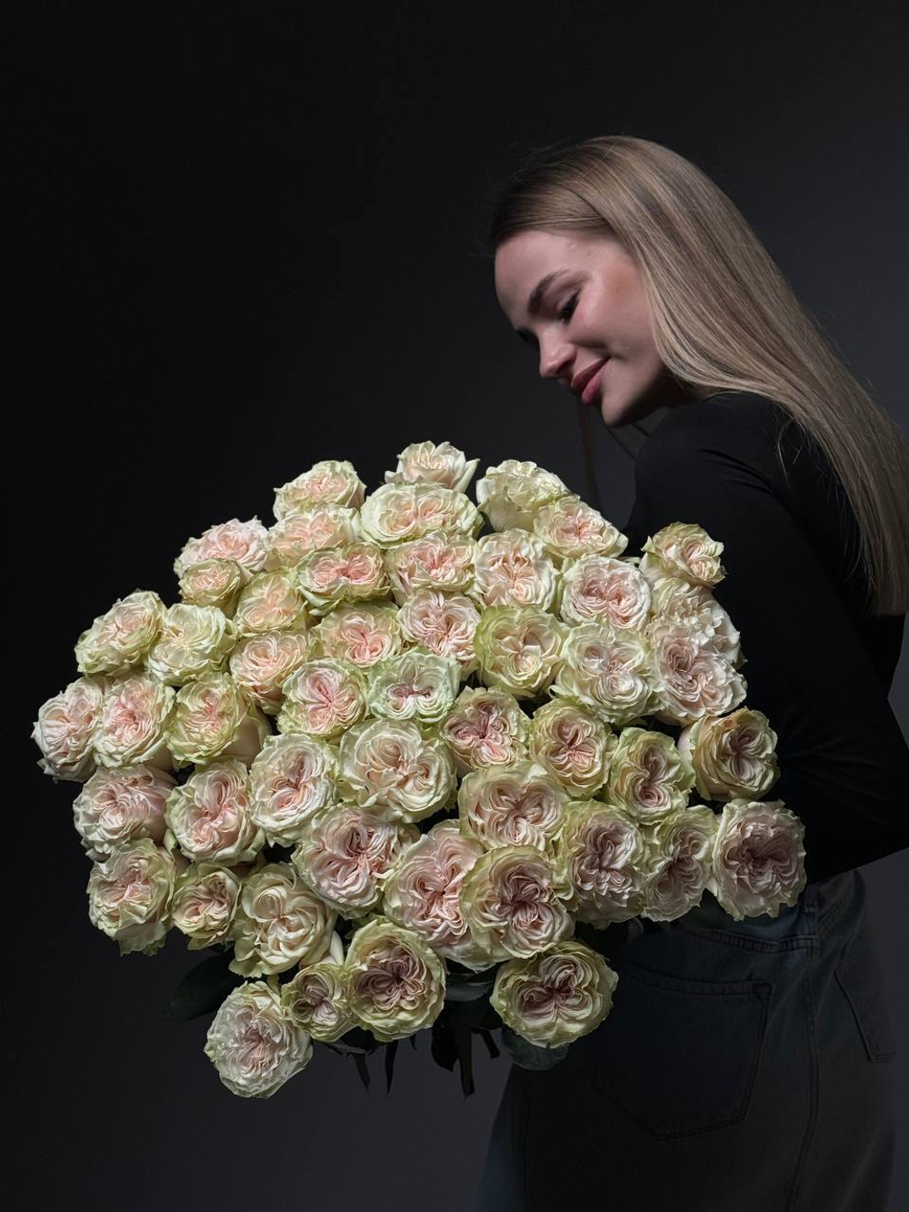 Букет из 51 розово-зеленых пионовидных роз под ленту