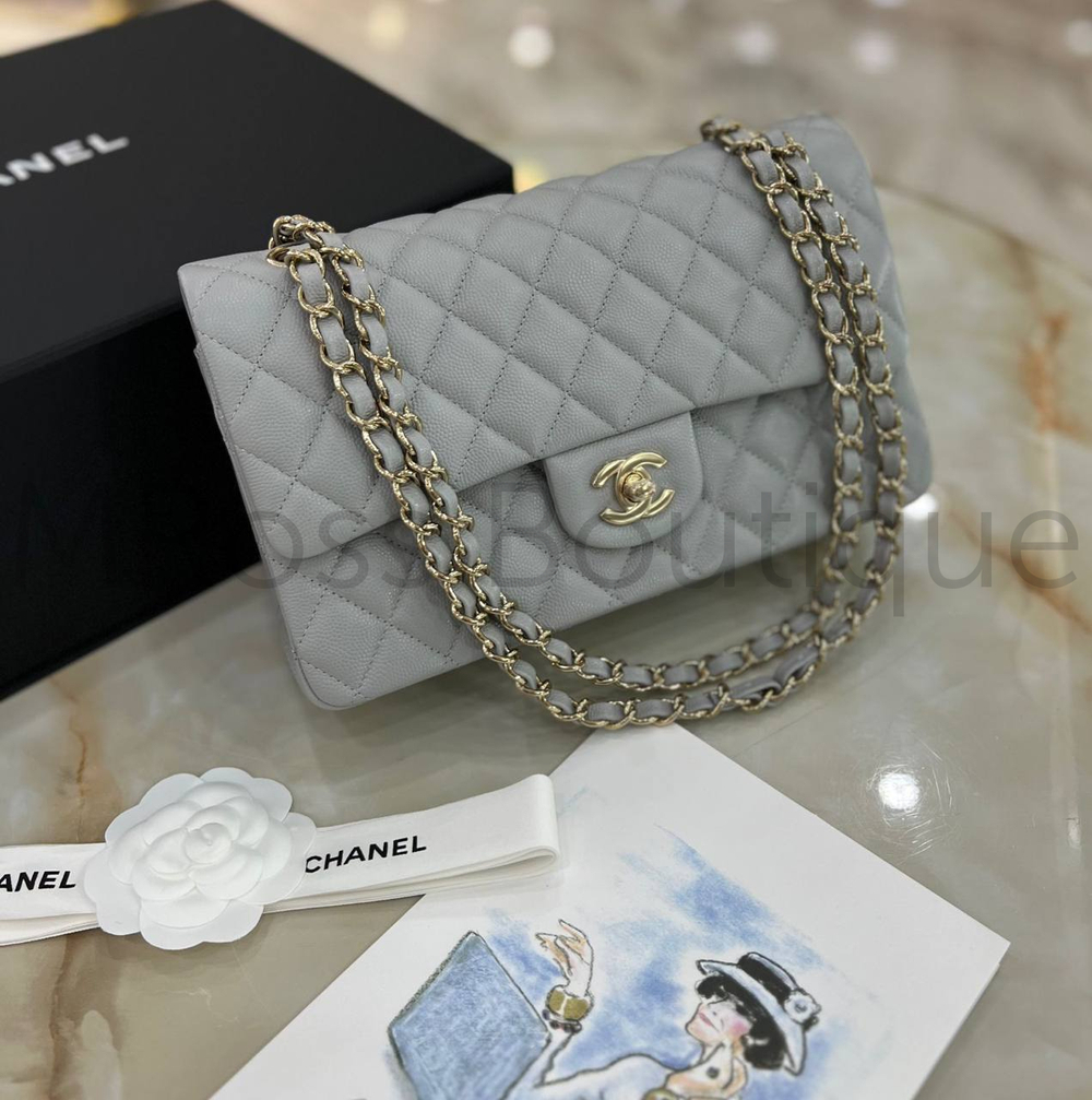 Серая сумка Chanel на цепочке с золотистой фурнитурой