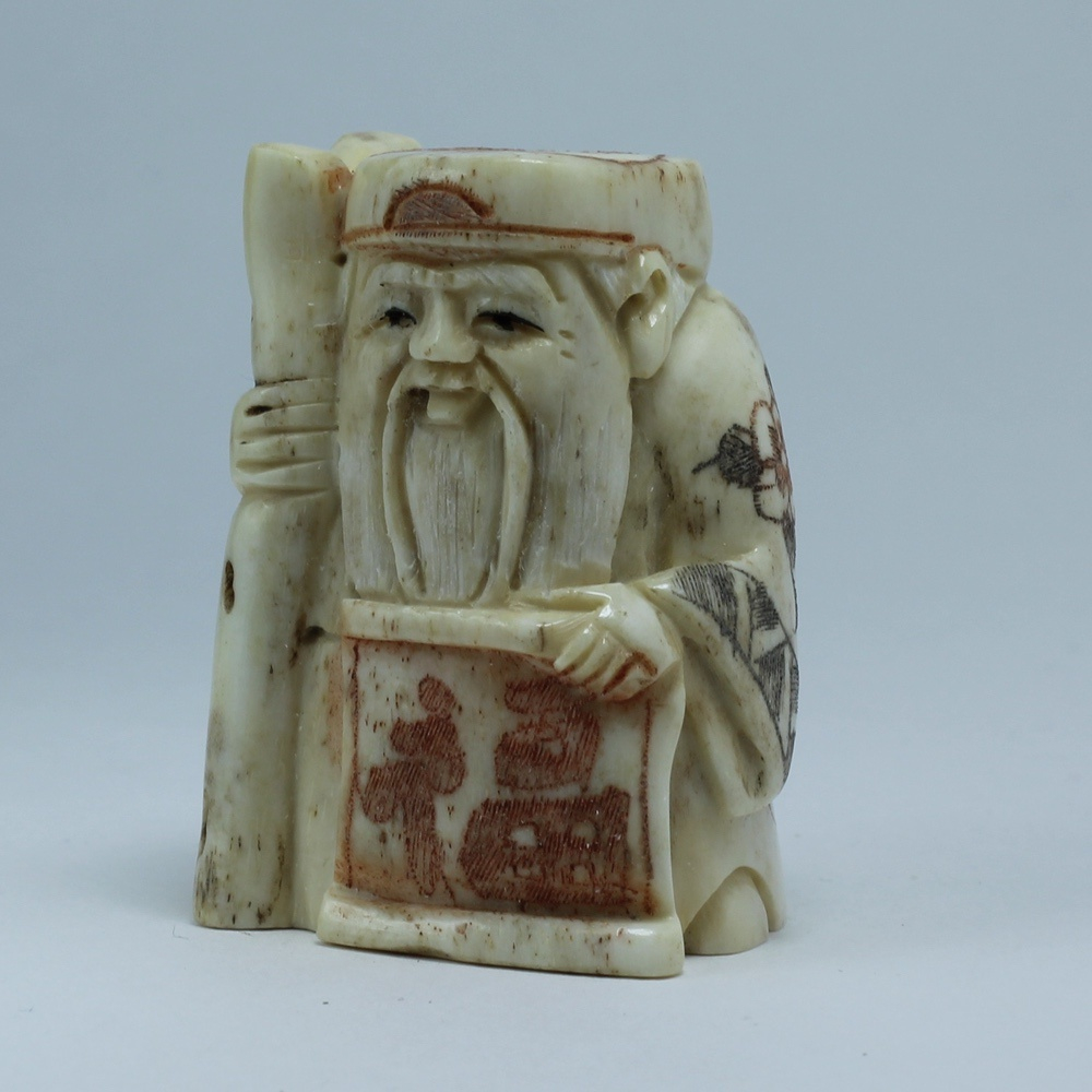 Нэцкэ Дзюродзин с длинным посохом и иероглифом счастье