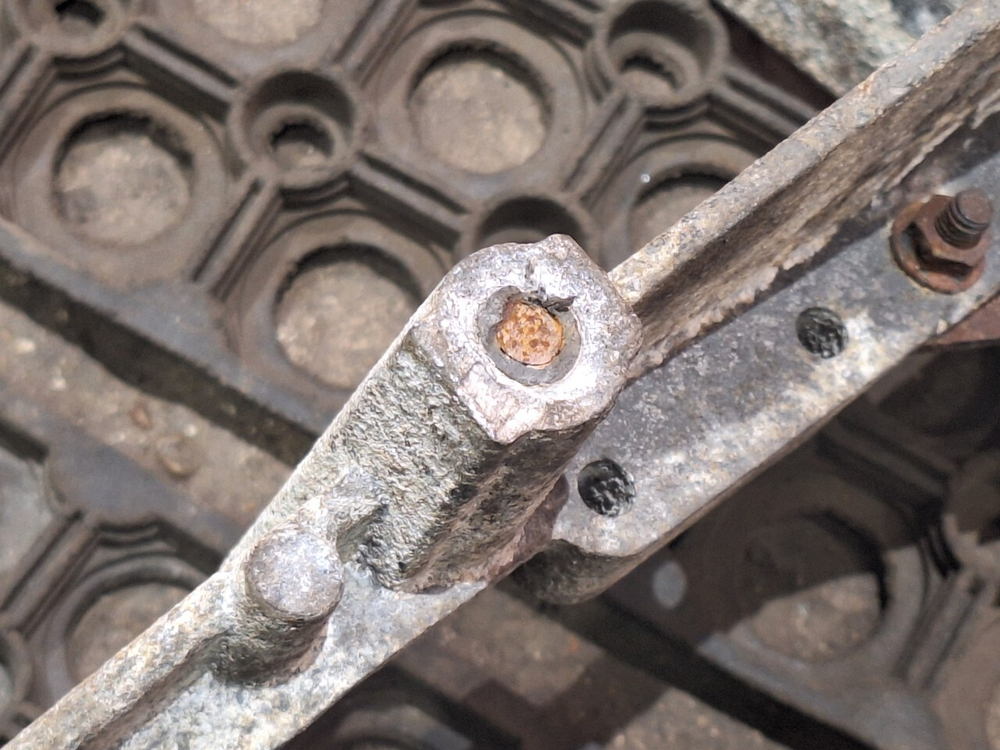 Кронштейн (уценено) фары левой