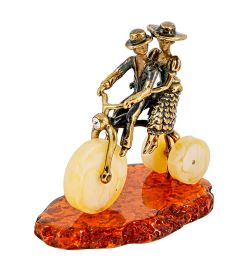 Народные промыслы AM- 498 Фигурка «Пара на велосипеде» (латунь, янтарь)