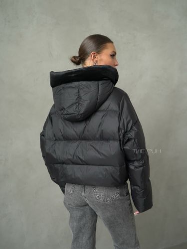 Черный пуховик с бархатными вставками