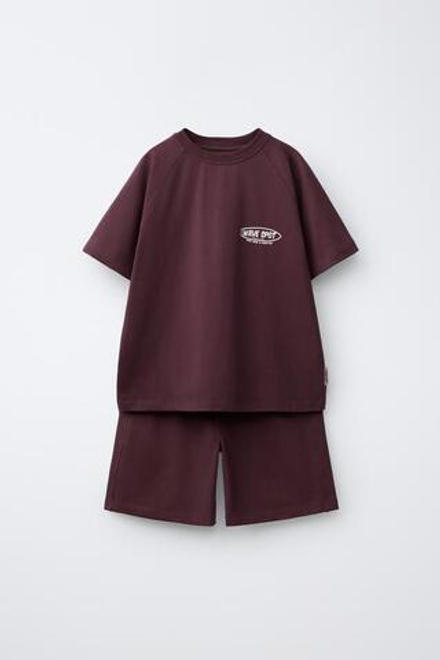 ZARA КОМПЛЕКТ ИЗ ФУТБОЛКИ И ШОРТОВ, ВИННЫЙ