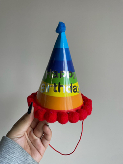 Колпак с помпонами "С днем рождения" Разноцвет