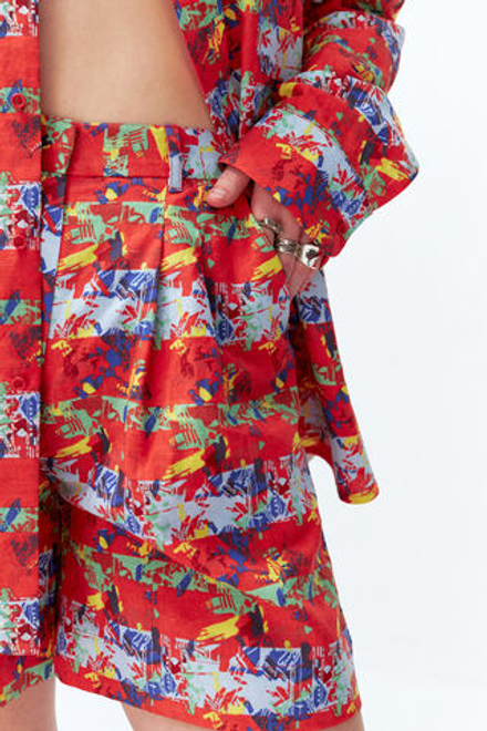 Шорты со складками красные с принтом