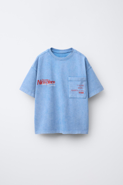 ZARA ФУТБОЛКА С НАДПИСЬЮ И КАРМАНОМ, ЛИНЯЛЫЙ СИНИЙ