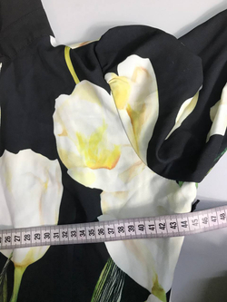 Платье удачного кроя с крупным и стильным принтом тюльпанов 44-46 размер