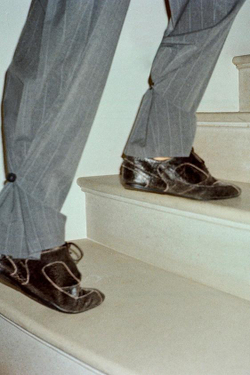 ZARA БРЮКИ СО СКЛАДКАМИ И ПУГОВИЦАМИ СНИЗУ, СЕРЫЙ/СИНИЙ