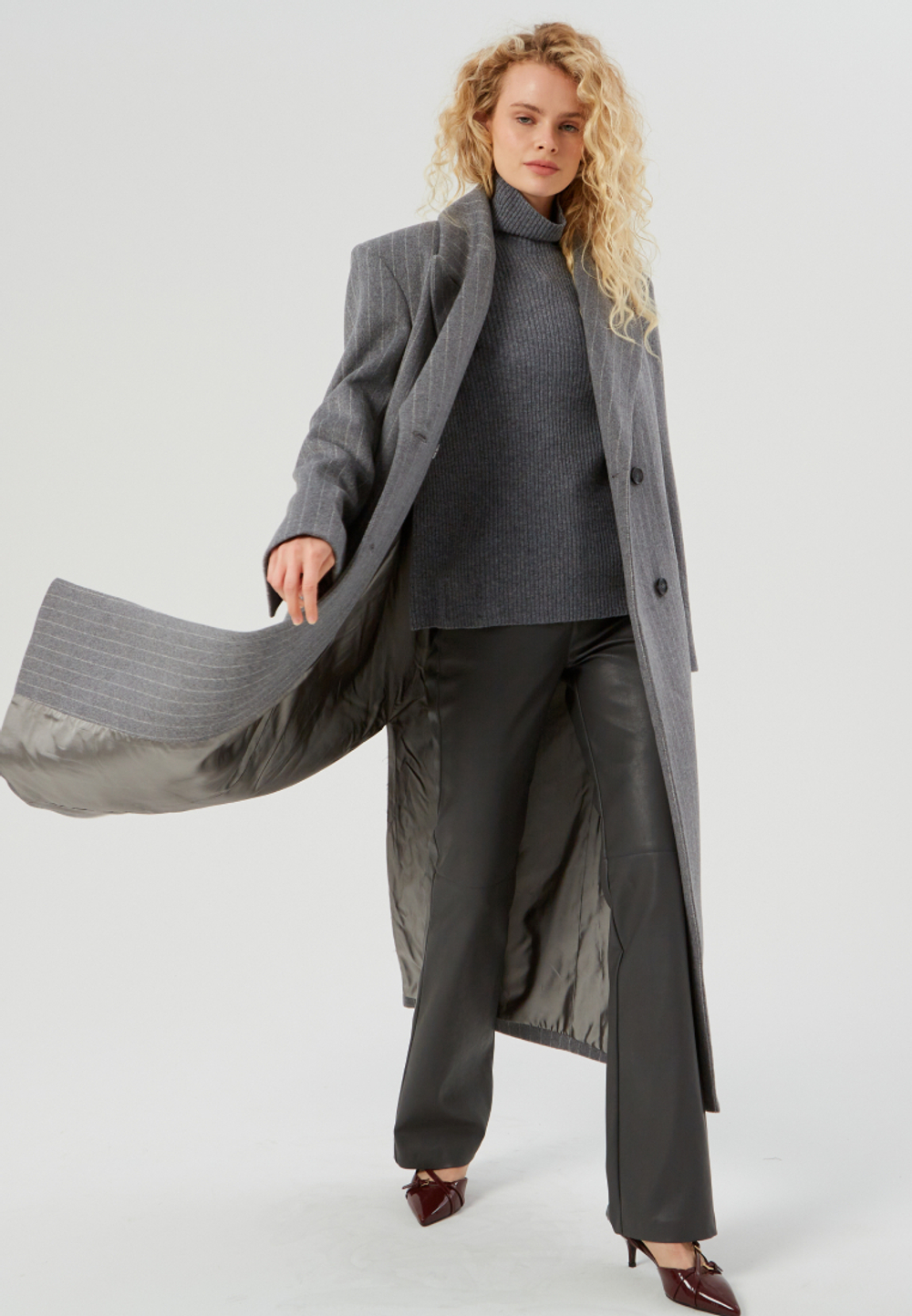 Пальто удлиненное с широкой линией плеча серое