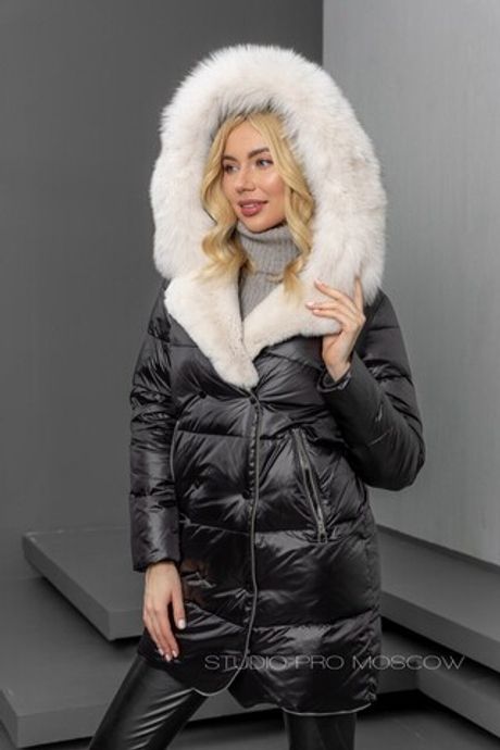 Удлиненный пуховик с декоративной молнией и капюшоном с мехом