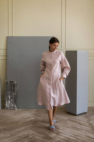 Платье со стойкой Людмила изо льна розового цвета
