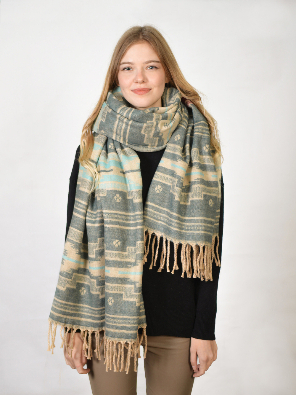 Шерстяной палантин с этно орнаментом