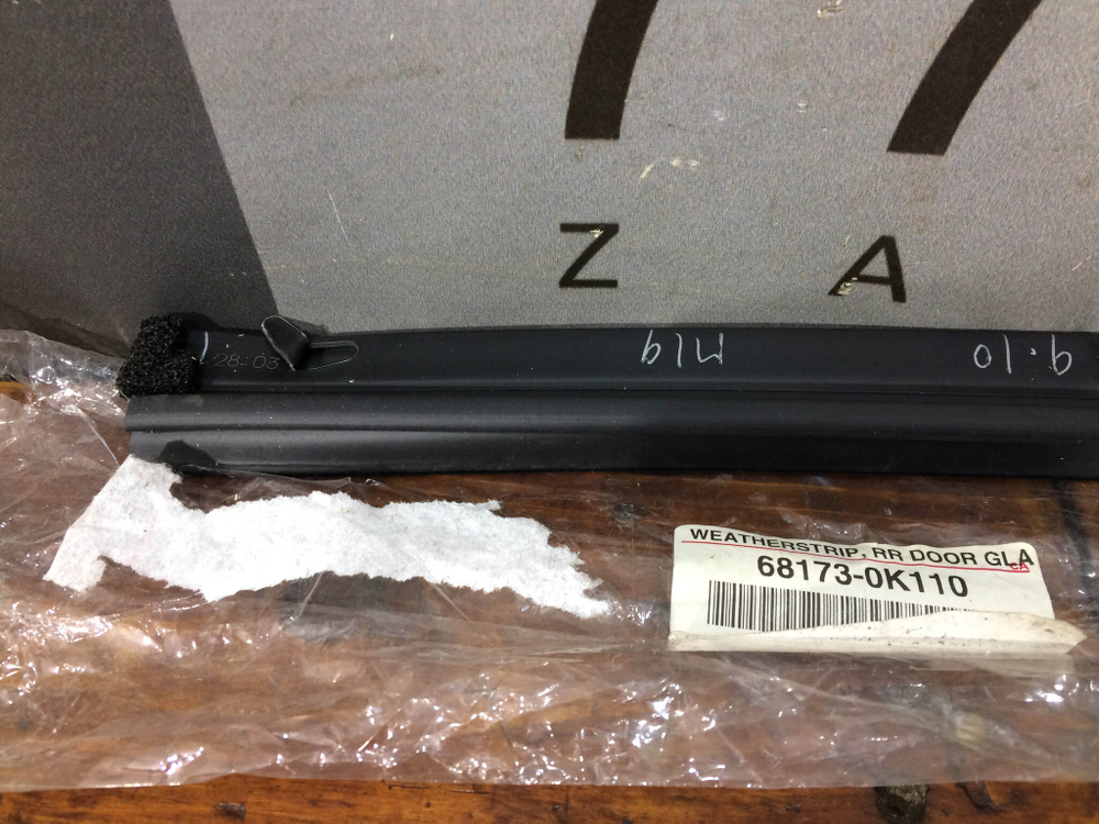 Уплотнитель стекла заднего правого Fortuner 2 Новый Оригинал 681730K110
