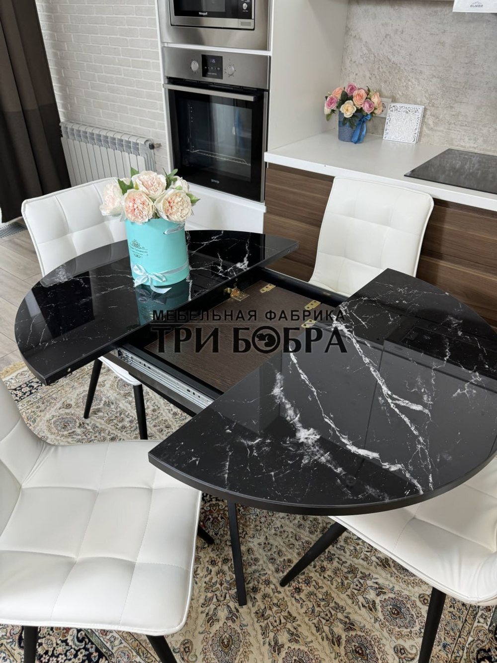 Круглый стеклянный раздвижной стол "Черный оникс" и стулья "ГУЧИ" белый