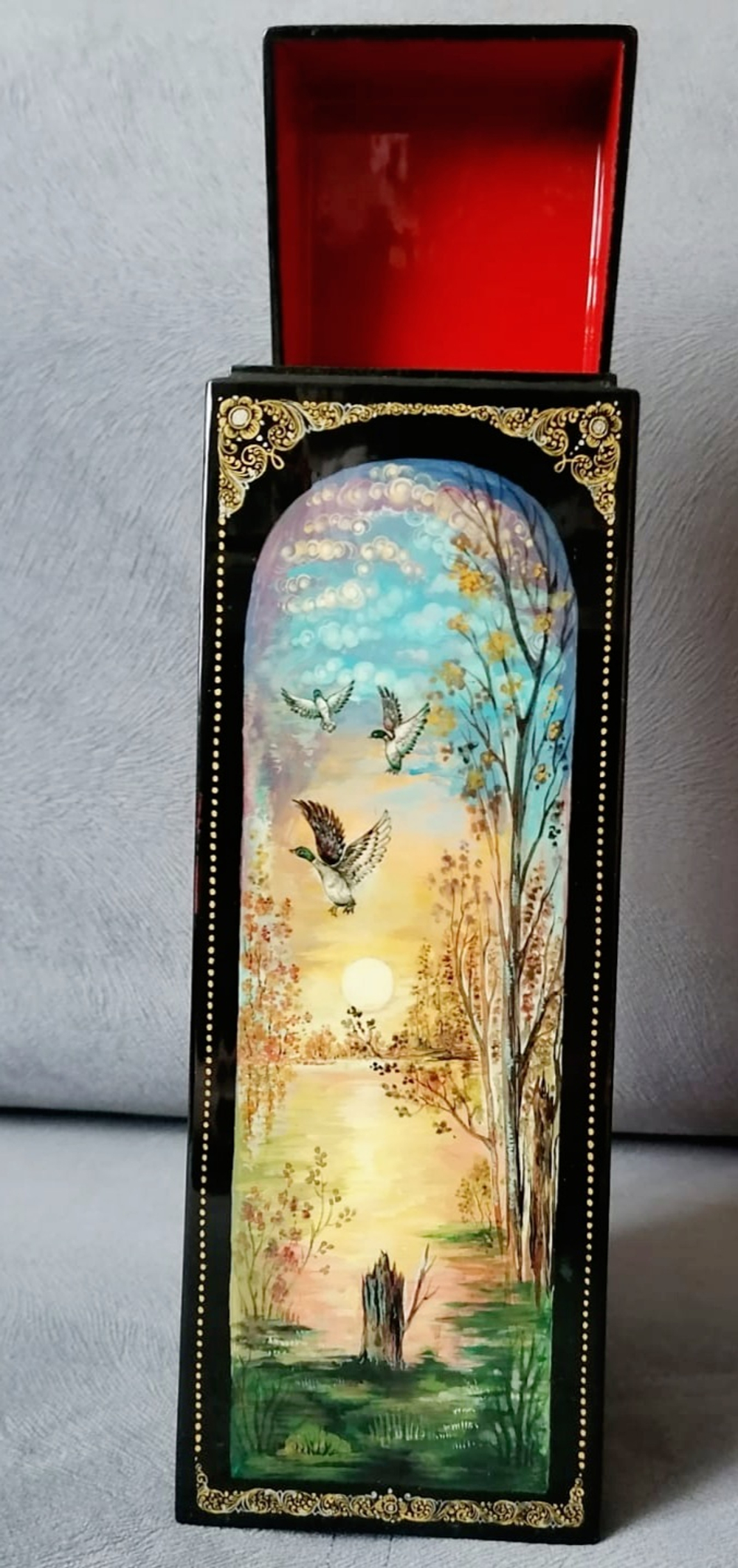 Подарочный футляр  под бутылку с полной росписью "Охота". (Палех)