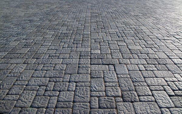 Влияет ли толщина тротуарной плитки на ее прочностные показатели