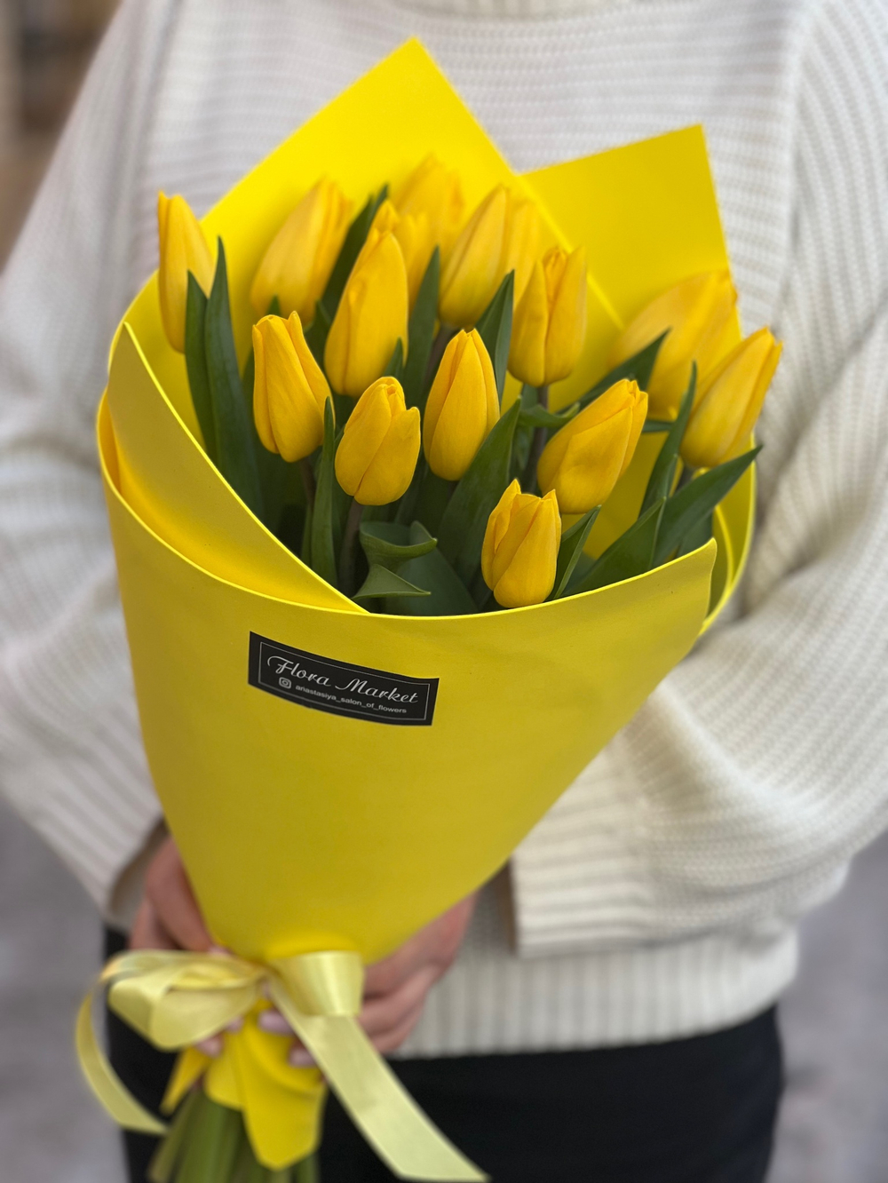 Яркий букет из желтых тюльпанов в стильном оформлении от Флора Маркет