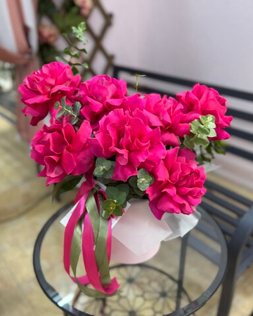 Шляпная коробка с розовыми французскими розами