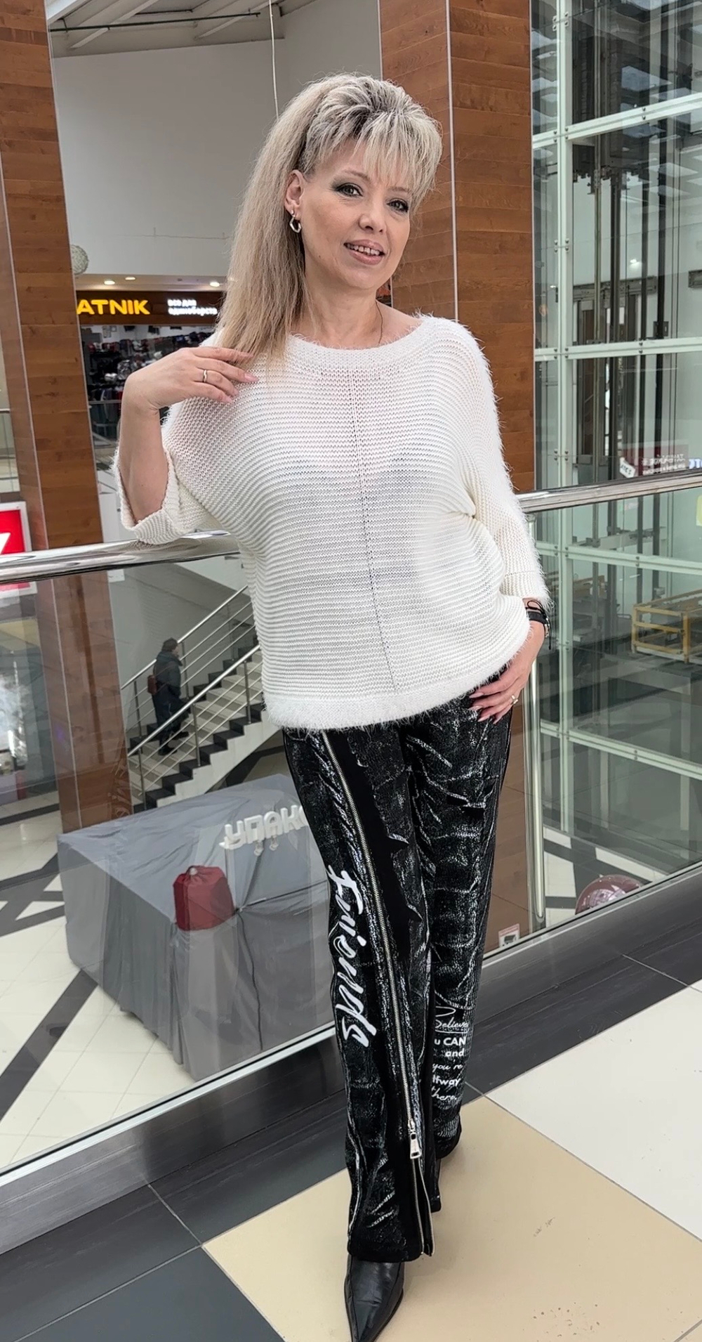 Черные с белым принтом брюки-палаццо и молнией по одной ножке