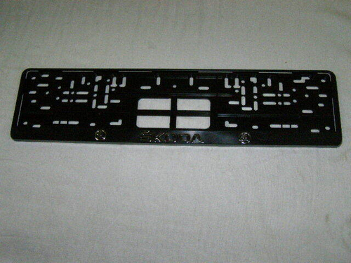 Рамка под номер с защелкой серебро  SKODA  рельеф (Новосибирск)