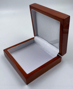 Универсальный футляр под монету и значок.