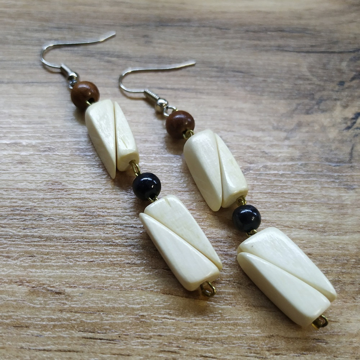 Серьги Клинышки, дерево, цвет молочный, темные бусины