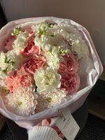 Букет из хризантемы, кустовых пионовидных роз и диантусов