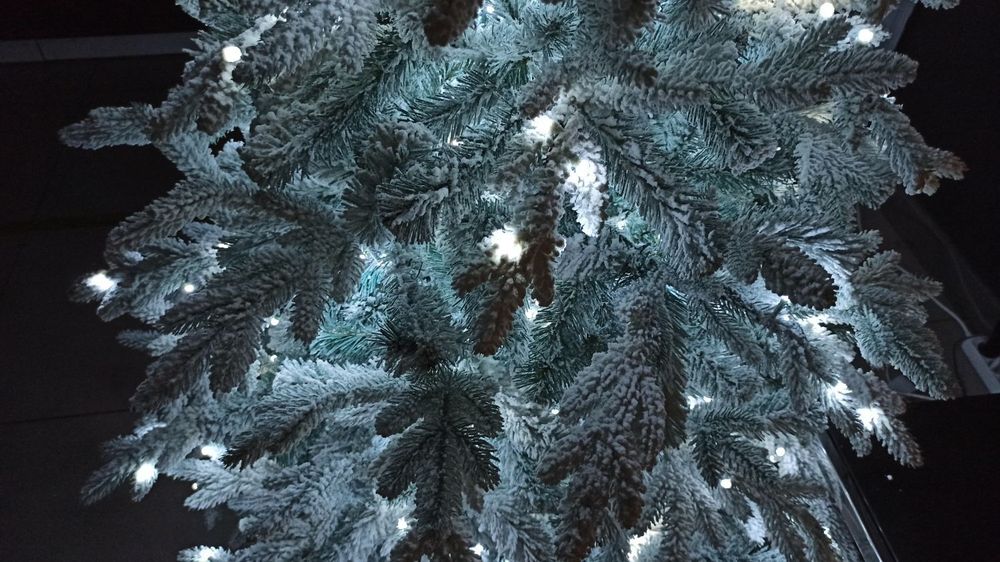 Заснеженная ель с гирляндой «Россо» холодный свет (Литая+пвх) 150 см / 1,5 м