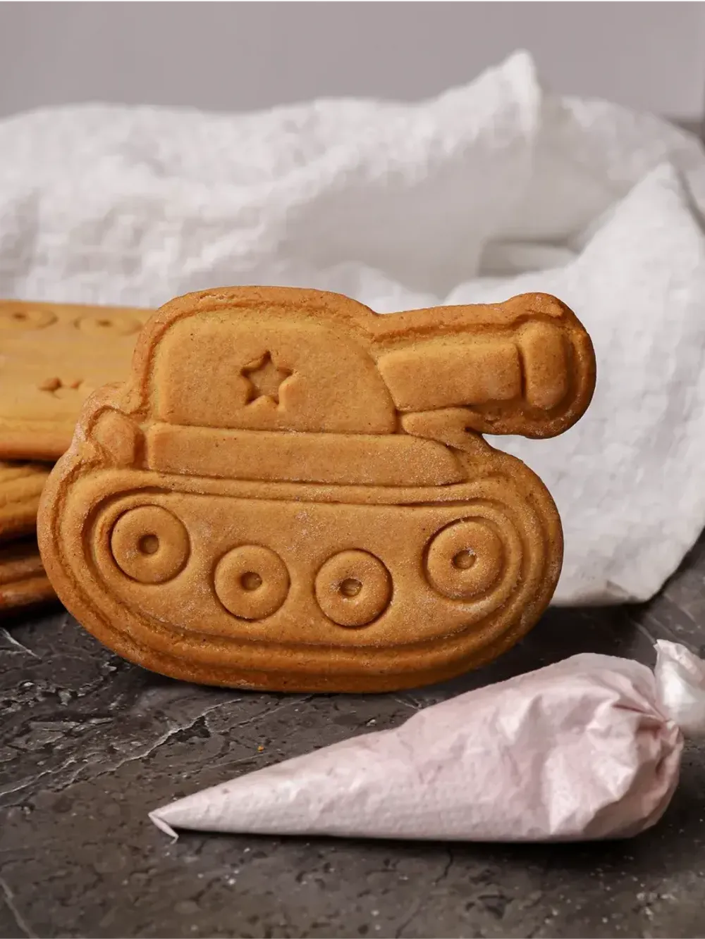 Набор для росписи "Танк" из имбирного теста Набор для росписи "Танк" из имбирного теста