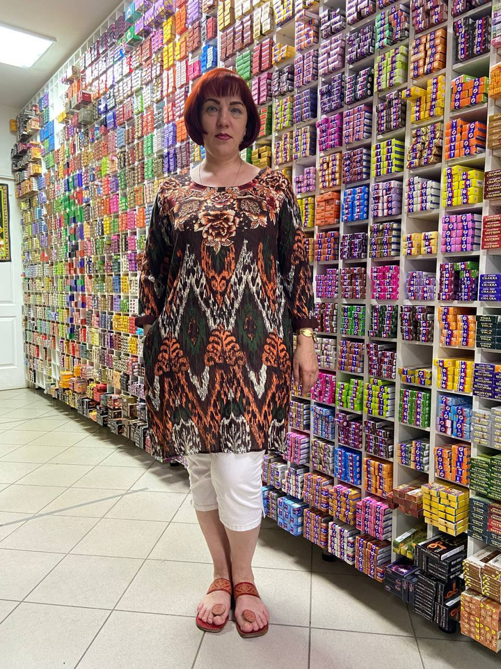 Блузка - туника TOPSHOP "Цветы, ромбы" с вышивкой и пуговицами на спине, Вискоза (креп), цвет зеленый оранжевый бежевый на коричневом