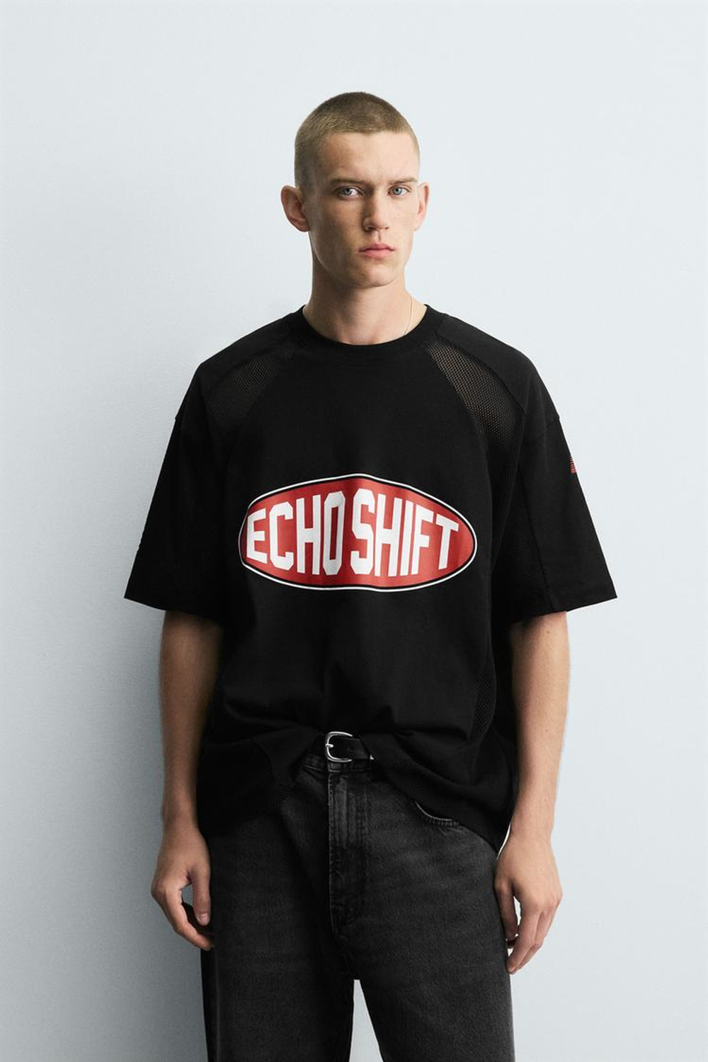 ZARA ФУТБОЛКА С КОНТРАСТНЫМИ ГРАФИЧЕСКИМИ ЭЛЕМЕНТАМИ, ЧЕРНЫЙ