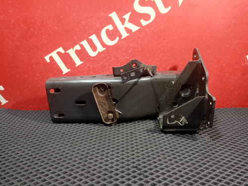 Кронштейн подножки правый