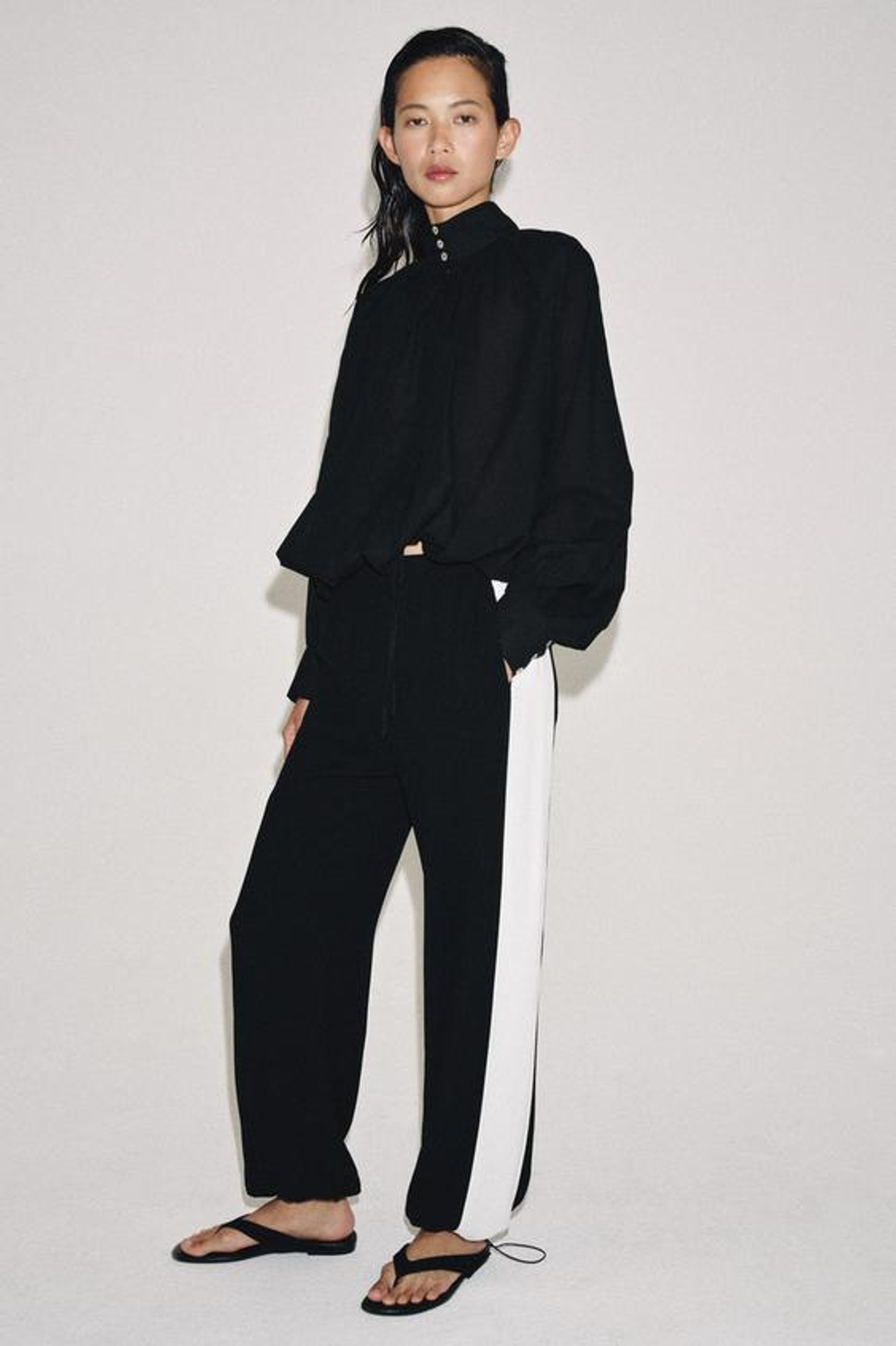 ZARA БРЮКИ-ДЖОГГЕРЫ С ПОЛОСАМИ ПО БОКАМ — ZW COLLECTION, ЧЕРНЫЙ