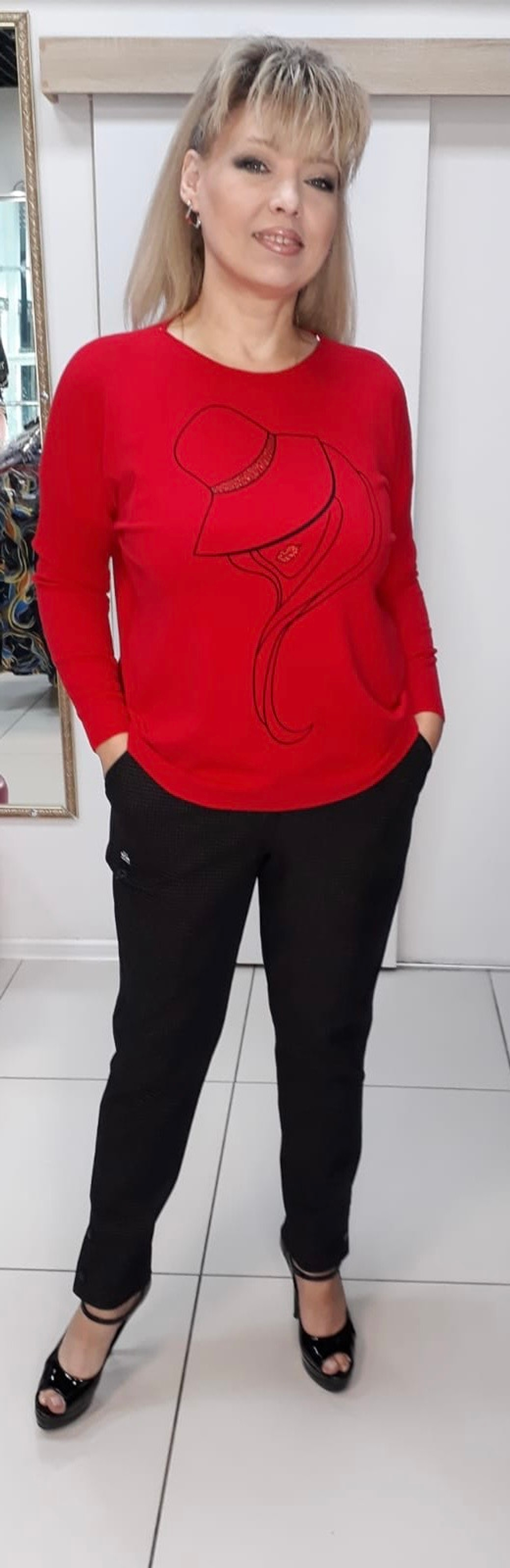 Тонкий джемпер с изображением модницы в шляпке