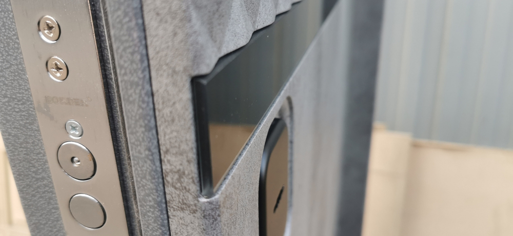 Входная металлическая дверь RеX (РЕКС) 15 Чешуя бетон темный, фурнитура ЧЕРНАЯ квадрат/ C-14 Сандал белый, стекла черные