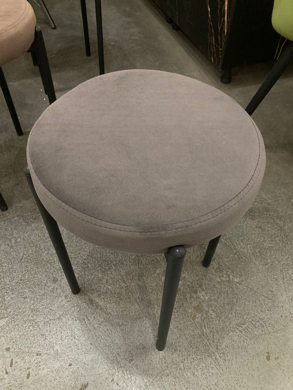 Табурет Лондон каркас черный основание велюр графит