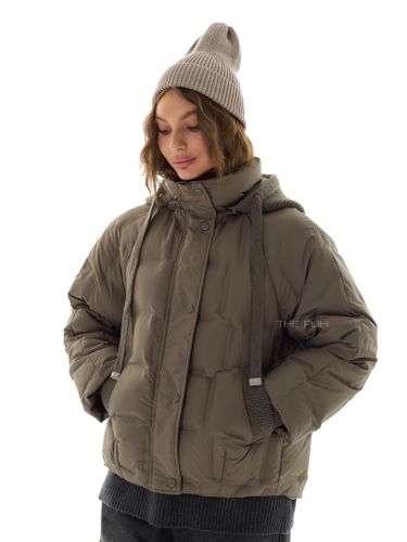 Тонкий пуховик с вязаным капюшоном в цвете хаки