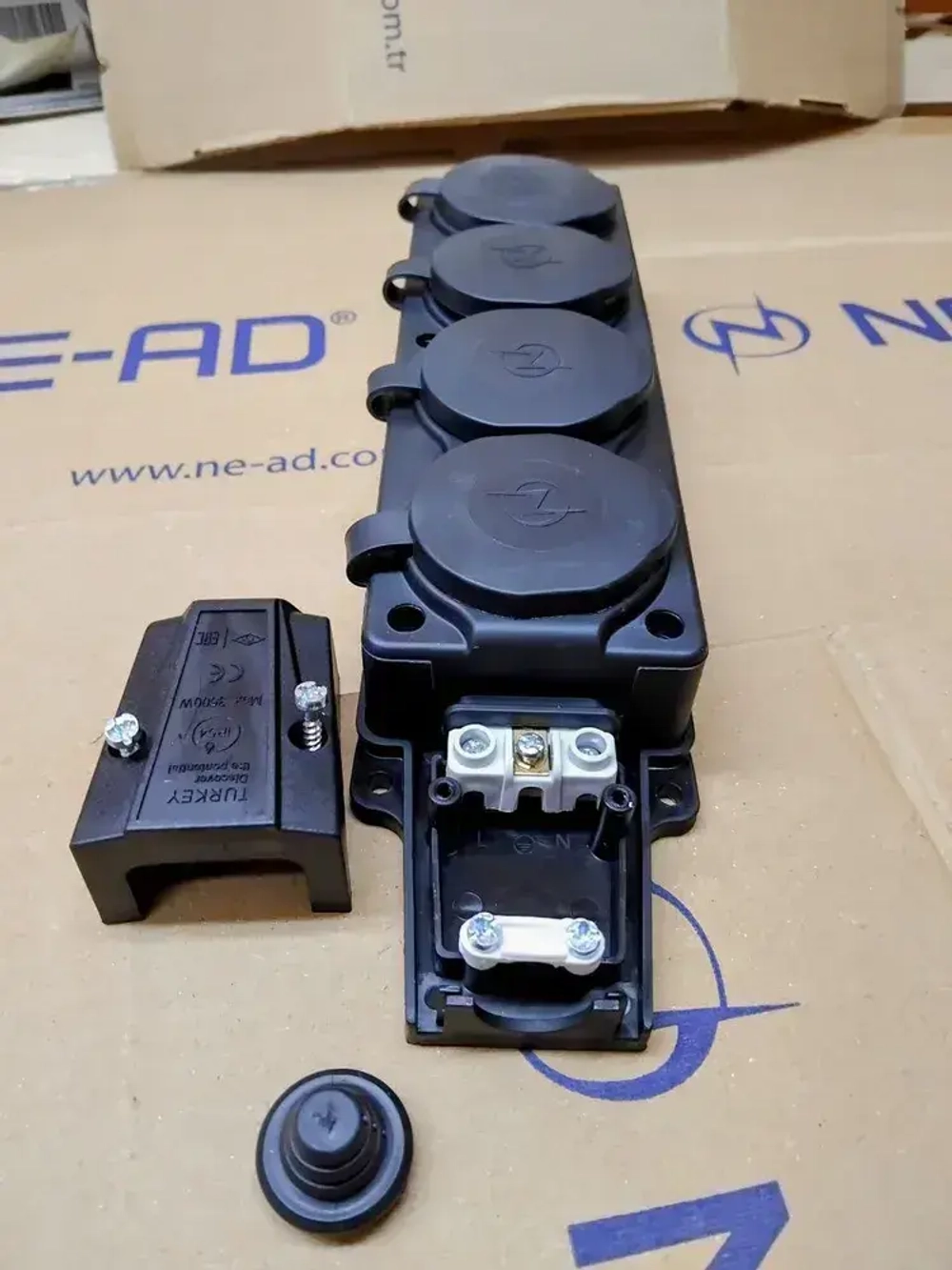 NE-AD Колодка каучуковая четверная (4 гнезда), 1 штука