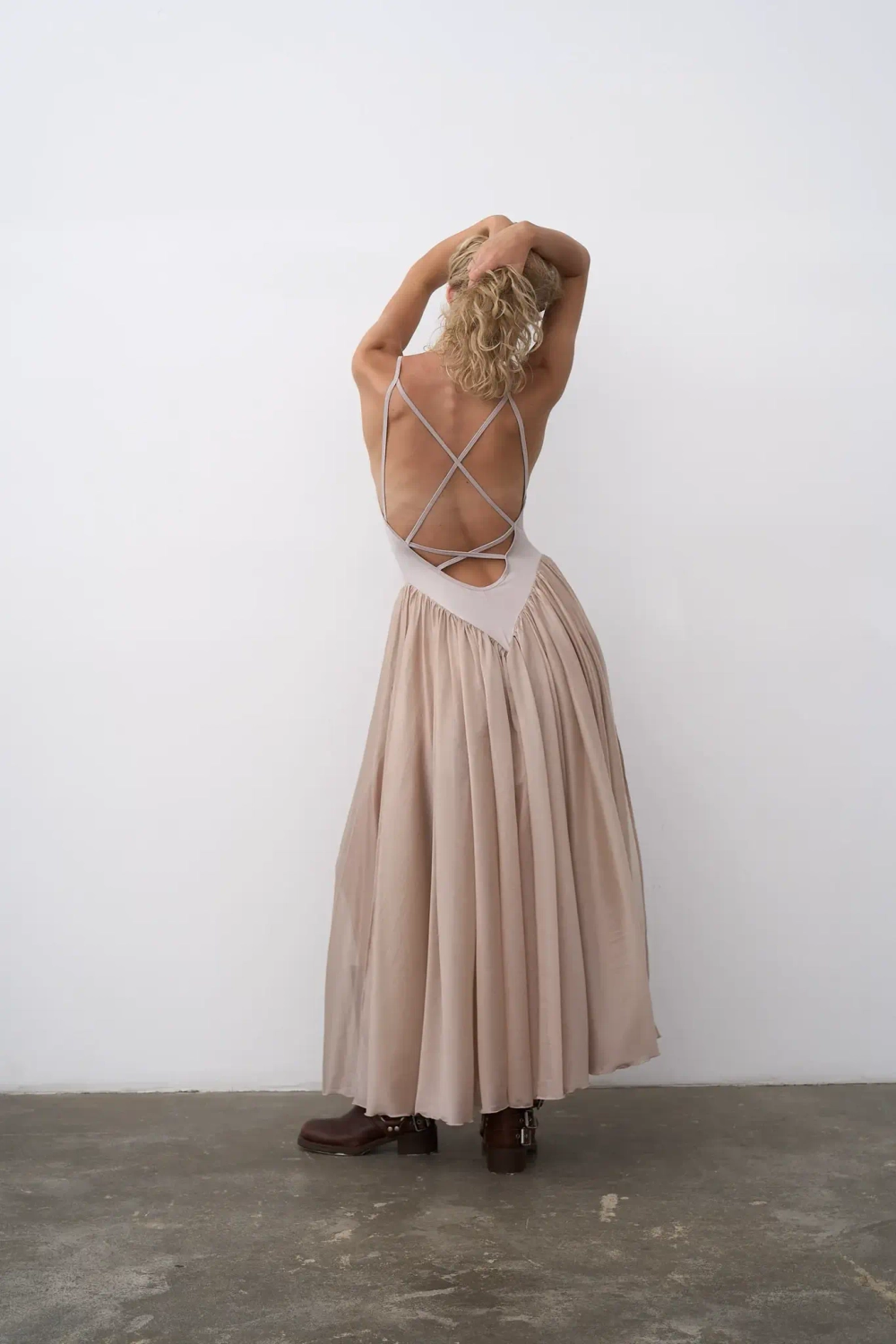 Платье-русалка бежевое