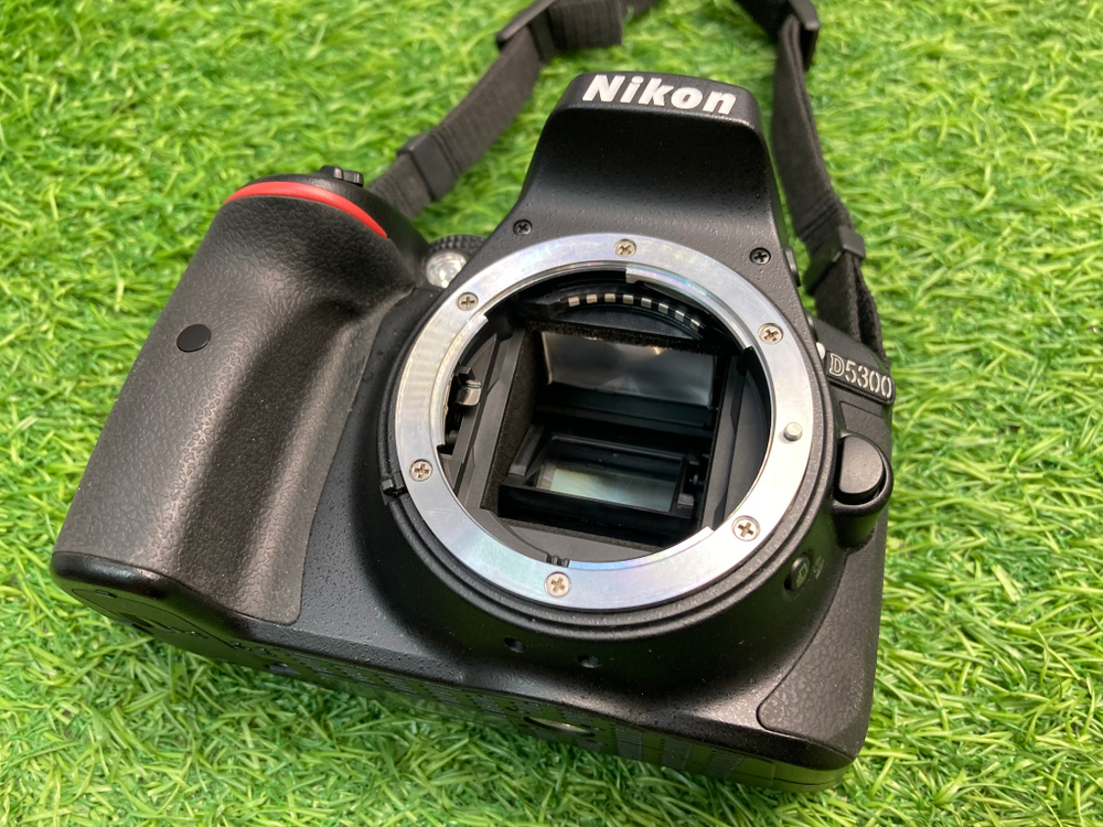 Nikon D5300 kit 18-55mm 2.100 кадров