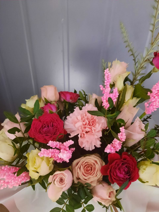 Лаконичная композиция с розами