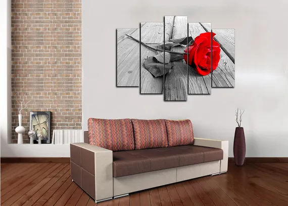Модульная картина "Красное на черно-белом"