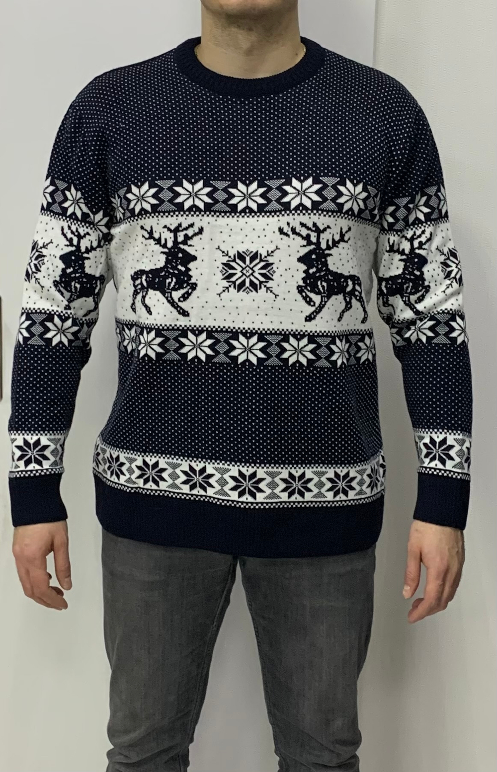 Темно-синий теплый джемпер с изображением оленей