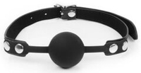 Черный кляп-шарик с регулируемым ремешком