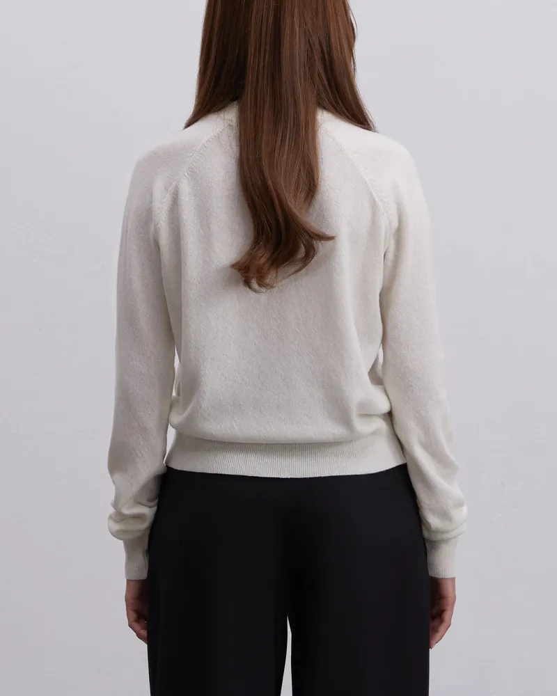 Молочный шерстяной джемпер из шерсти укороченный