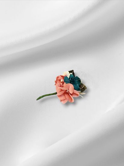 Бутоньерка с цветами на булавке, голубая с розовым