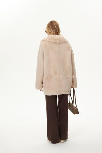 Бежевая шуба из эко-меха с английским воротником