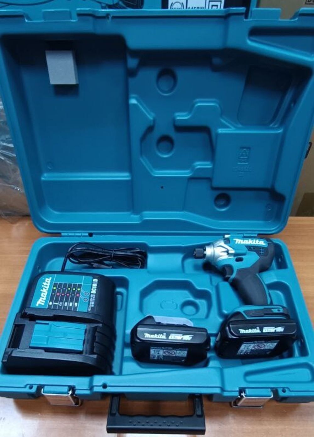 Компактный аккумуляторный ударный шуруповерт Makita DTD156SYE