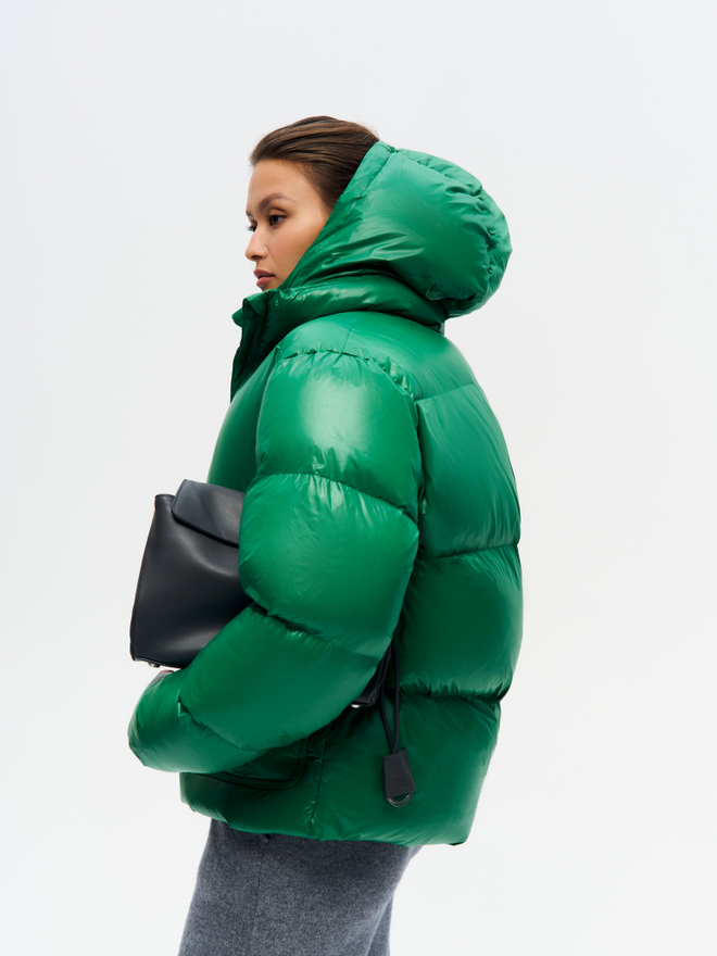 Короткий пуховик с контрастной подкладкой и съемным капюшоном в цвете "Green"