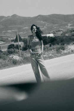 ZARA ДЖИНСЫ Z1975 LOOSE FIT СО СРЕДНЕЙ ПОСАДКОЙ И ВЯЗАНЫМИ ДЕТАЛЯМИ, ВЫЦВЕТШИЙ СИНИЙ